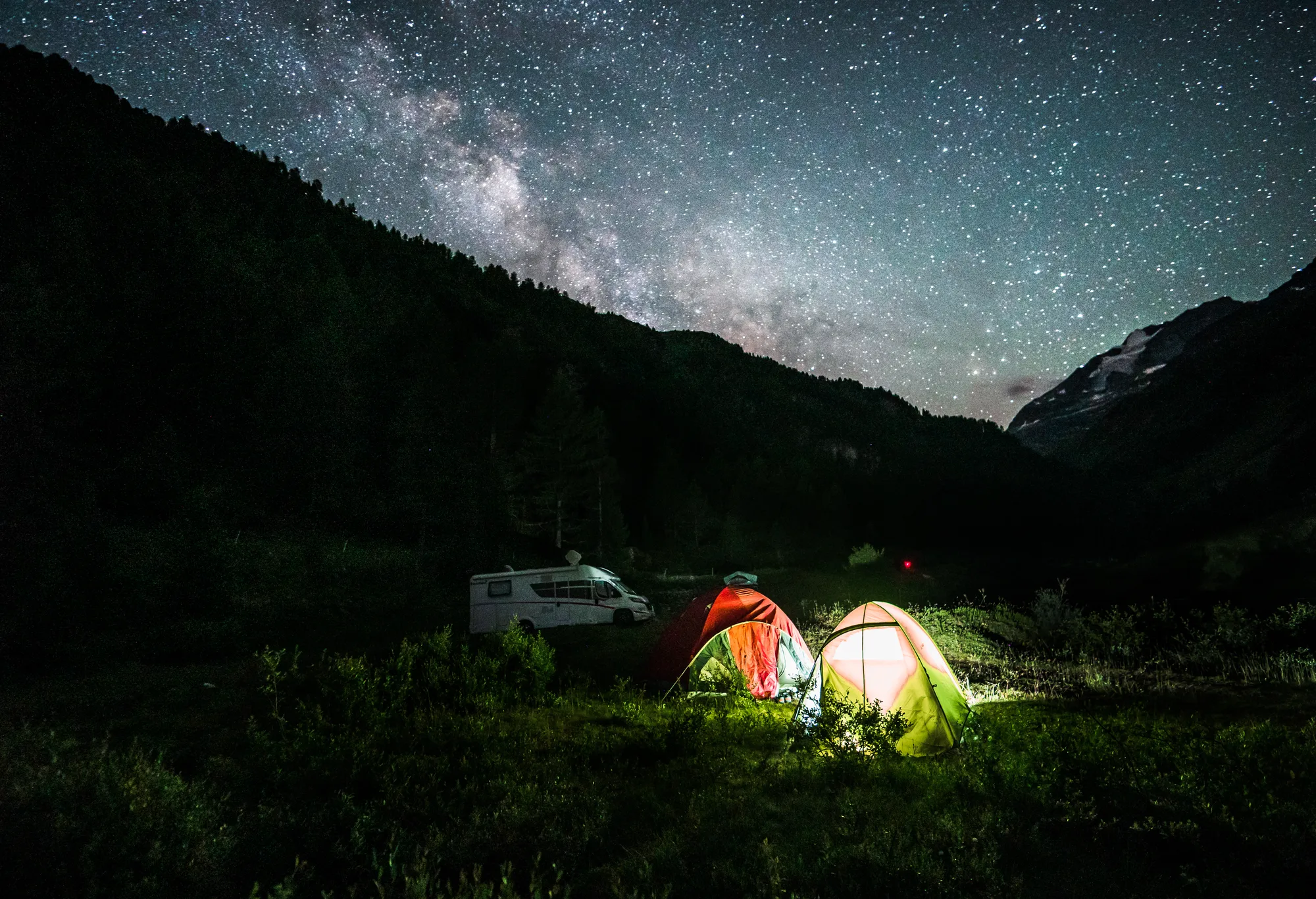 L'astronomie en camping : matériel léger, ciel noir et gestes de terrain