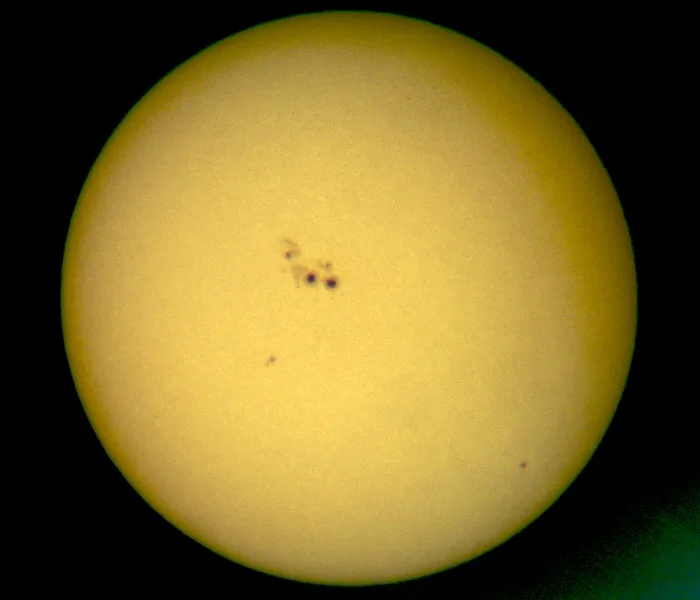 Observer les taches solaires : reconnaître, compter (nombre de Wolf) et suivre