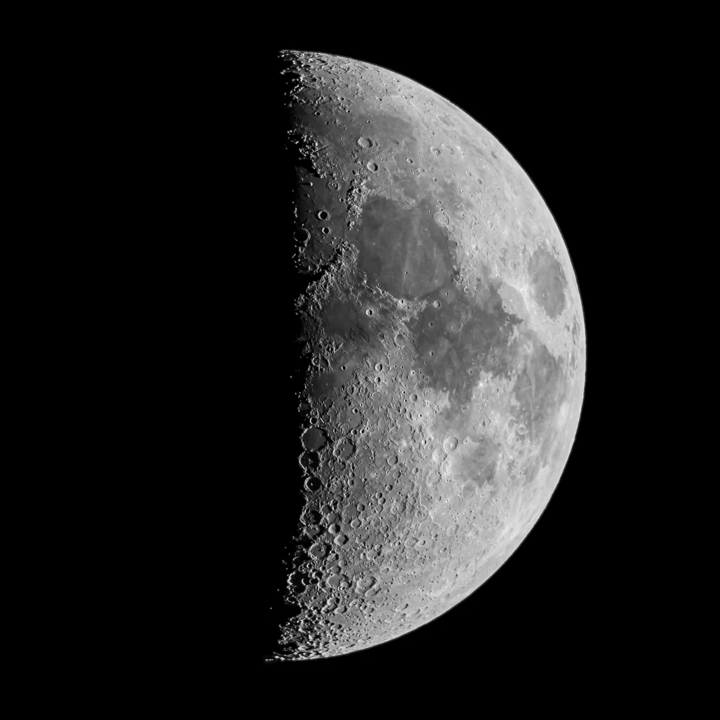 La Lune au premier quartier : la moitié éclairée, le terminateur sculpté d'ombres et de cratères