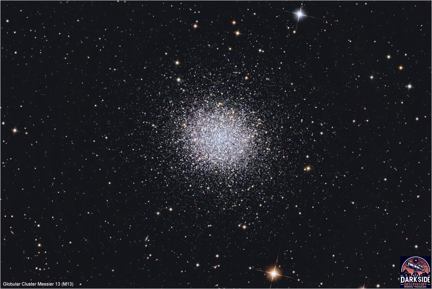 L'amas globulaire M13, boule dense d'étoiles