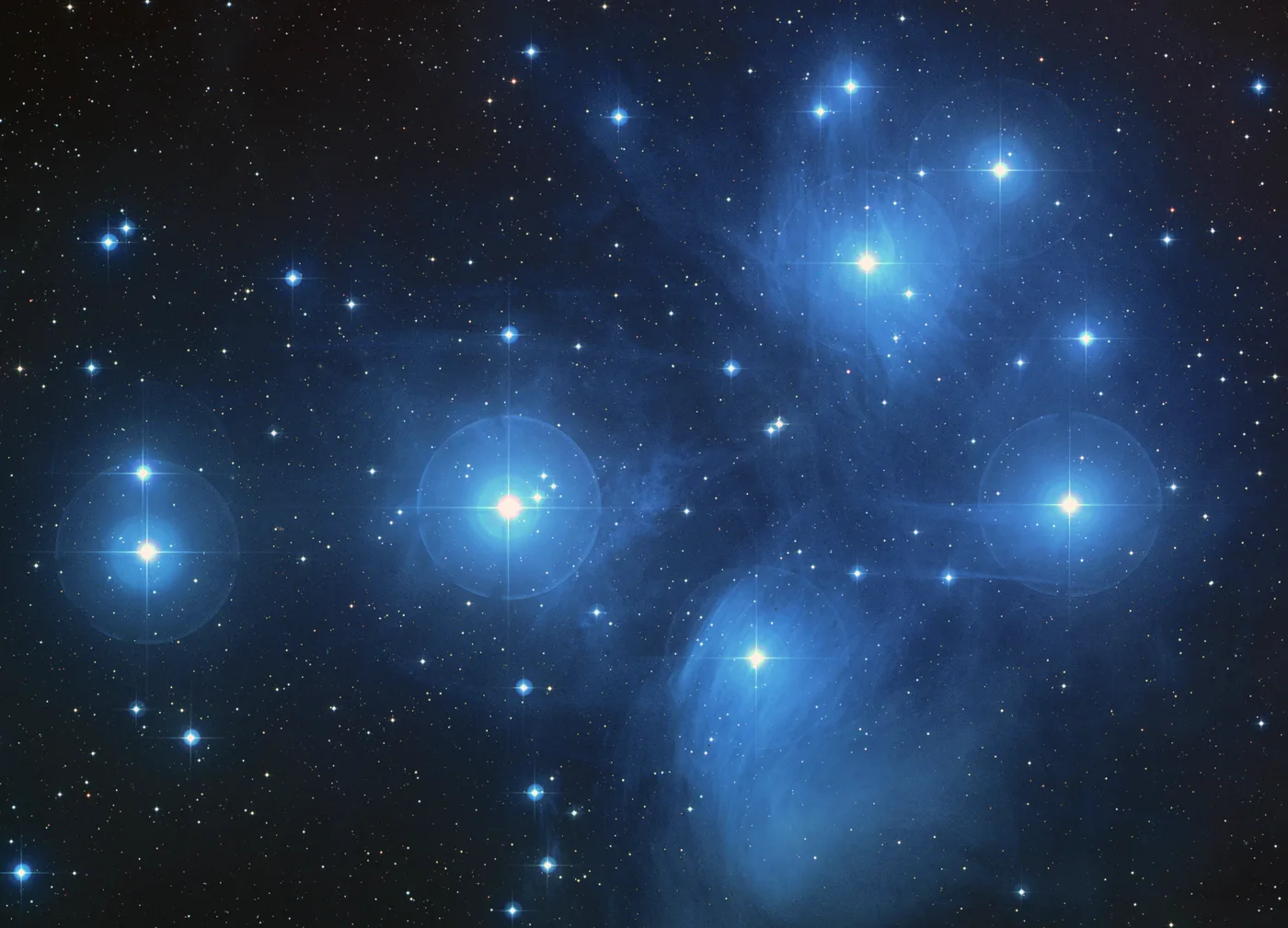 L'amas ouvert des Pléiades, étoiles bleues dans la nébulosité